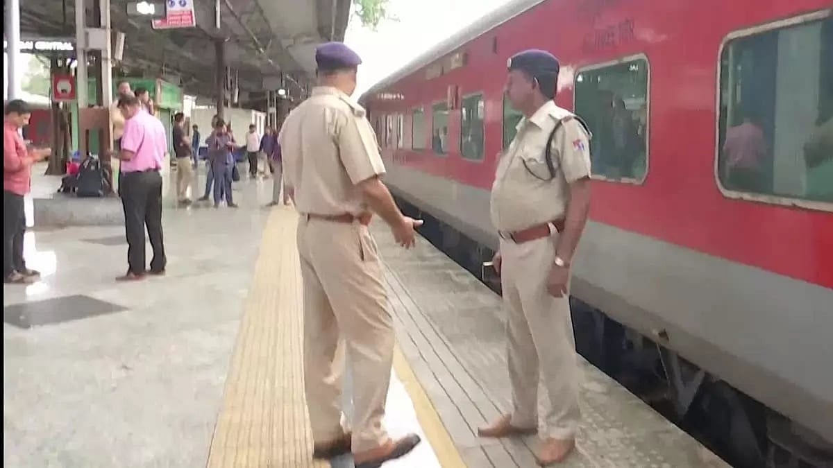 Fake RPF Officer Kidnaps Labourer From Train in Thane, Demands ₹10,000 Ransom - null