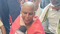 BJP Councillor Shaves Head Over 'Neglect' Of Ward Development Works In Firozabad x.com/Bharat24Up : Councillor Usha Devi