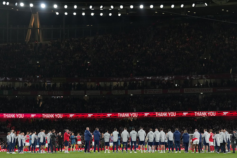 Arsenal players gather in the circle after a Premier League soccer match between Arsenal and Burnley in London. - | Photo: AP/Kirsty Wigglesworth