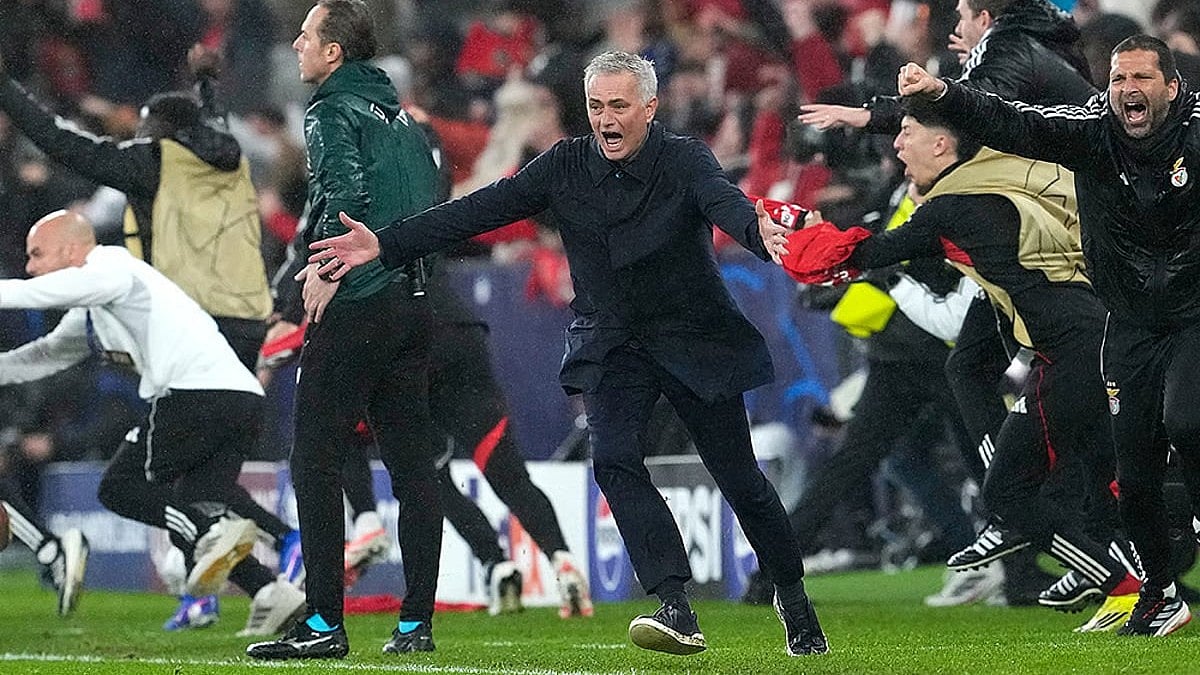 Benfica's head coach Jose Mourinho runs celebrating at the end of a Champions League opening phase soccer match between Benfica and Real Madrid, in Lisbon.
 - | Photo: AP/Armando Franca