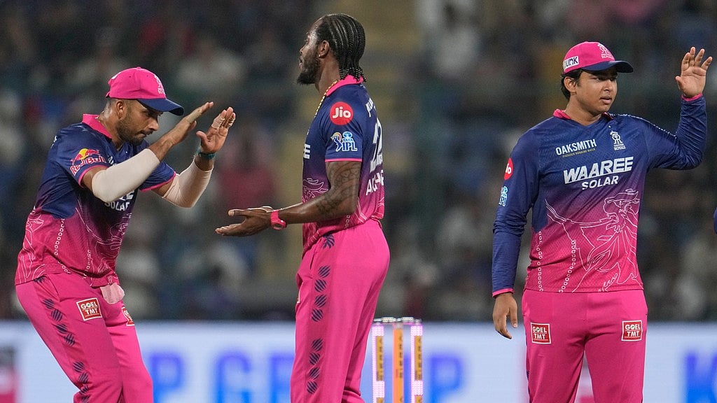 Jofra Archer, centre, celebrates with teammates the wicket of Delhi Capitals' Sahil Parakh during the Indian Premier League match between Delhi Capitals and Rajasthan Royals in New Delhi. - Photo: AP