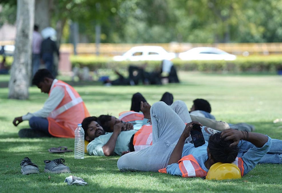 | Photo: Tribhuvan Tiwari/Outlook : Workers and others rest at the India Gate lawns on a hot summer day, in New Delhi.