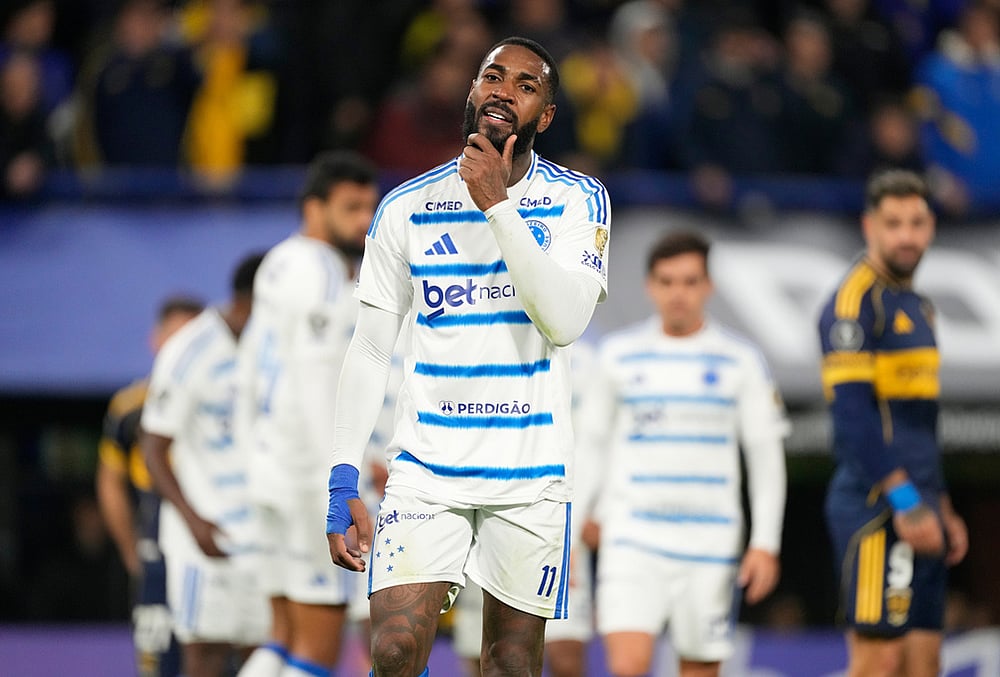 Gerson of Brazil's Cruzeiro leaves the field after receiving a red card during a Copa Libertadores Group D soccer match against Argentina's Boca Juniors in Buenos Aires, Argentina. - | Photo: AP/Gustavo Garello
