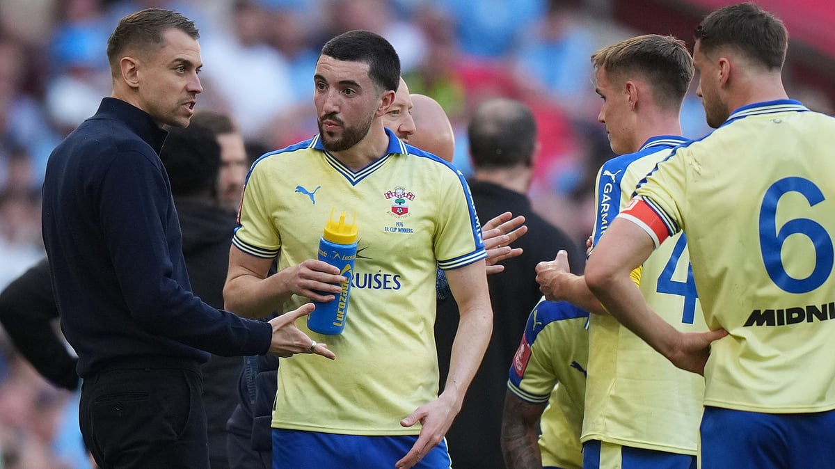 Southampton's coach Tonda Eckert, left, talks to his players during the FA Cup semifinal soccer match between Manchester City and Southampton in Manchester, England, Saturday, April 25, 2026. - | Photo: AP/Kin Cheung
