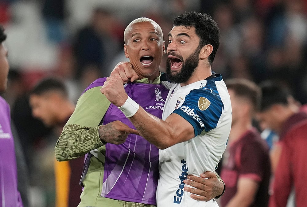 Gian Allala of Ecuador's Liga Deportiva Universitaria, right, reacts at the end of Copa Libertadores Group G soccer match against Argentina's Lanus in Quito, Ecuador. - | Photo: AP/Dolores Ochoa