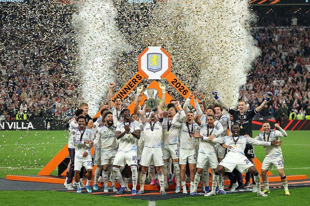 Aston Villa players celebrate with the trophy after winning the Europa League final soccer match between Freiburg and Aston Villa in Istanbul, Turkey. - | Photo: AP