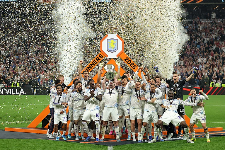 Aston Villa players celebrate with the trophy after winning the Europa League final soccer match between Freiburg and Aston Villa in Istanbul, Turkey. - | Photo: AP