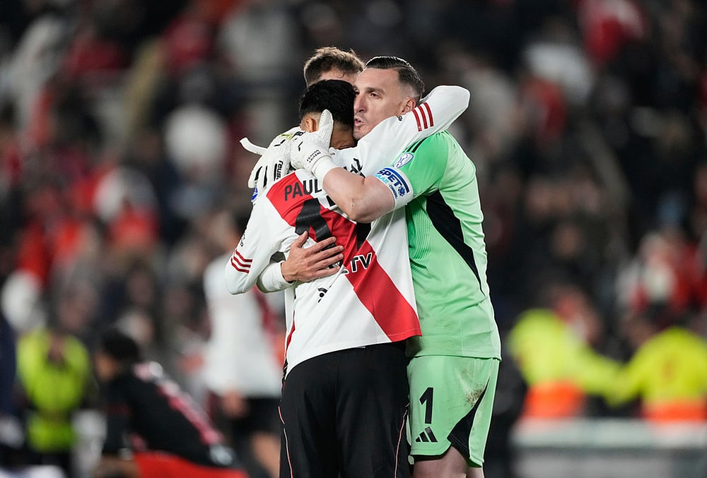 Players of Argentina's River Plate embrace at the end of a Copa Sudamericana Group H soccer match against Brazil's Red Bull Bragantino in Buenos Aires, Argentina. - | Photo: AP/Gustavo Garello
