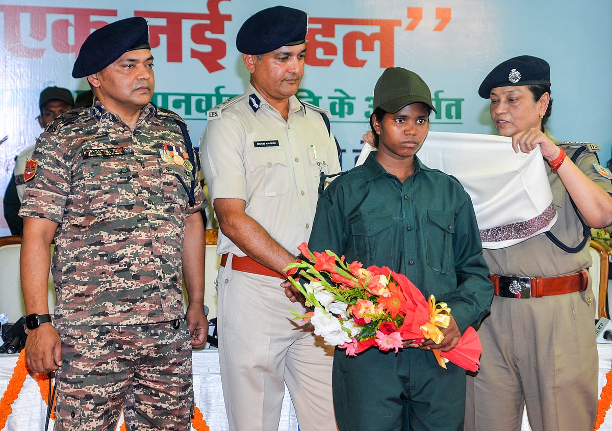 Ranchi: Jharkhand DGP Tadasha Mishra, right, felicitates a maoist after 27 Maoists surrendered before the police under 'Operation Navjeevan', in Ranchi, Jharkhand, Thursday, May 21, 2026. The ultras, belonging to the banned CPI (Maoist), laid down arms before senior officers of the Jharkhand Police, Jharkhand Jaguar and the CRPF, among other units, they said.  - (PTI Photo) 