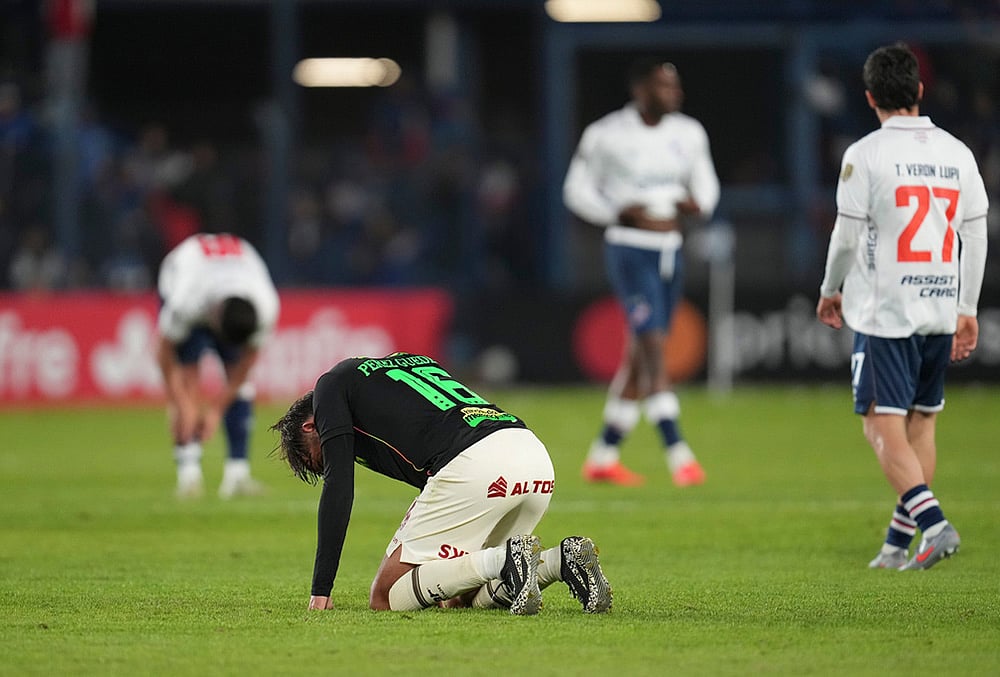 Martin Perez of Peru's Universitario, center, reacts at the end of Copa Libertadores Group B soccer match against Uruguay's Nacional in Montevideo, Uruguay. - | Photo: AP/Matilde Campodonico