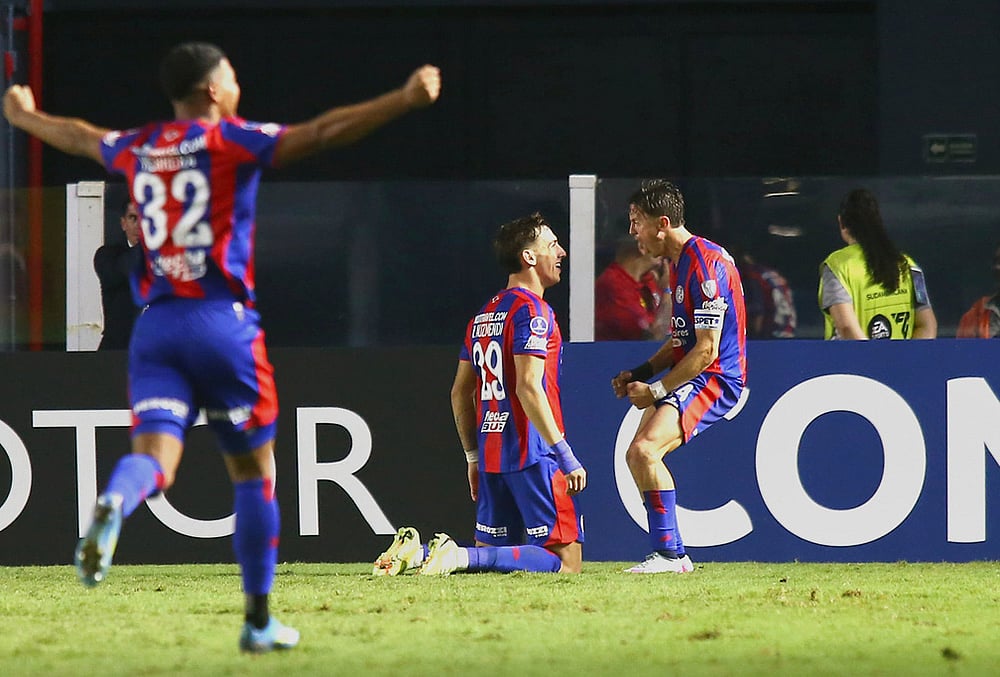 Rodrigo Auzmendi of Argentina's San Lorenzo, center, celebrates scoring his side's second goal against Brazil's Santos during a Copa Sudamericana Group D soccer match in Santos, Brazil. - | Photo: AP/Mauricio de Souza
