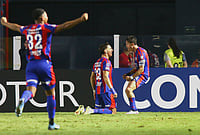 Santos FC Vs San Lorenzo, Copa Sudamericana: Neymar-Less Peixe Squander Two-Goal Lead At Home | Photo: AP/Mauricio de Souza : Rodrigo Auzmendi of Argentina's San Lorenzo, center, celebrates scoring his side's second goal against Brazil's Santos during a Copa Sudamericana Group D soccer match in Santos, Brazil.