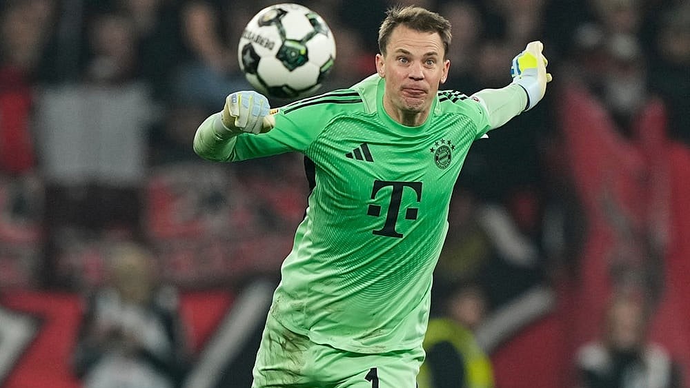 Bayern's goalkeeper Manuel Neuer heads the ball during the German Soccer Cup semifinal match between Bayer Leverkusen and Bayern Munich in Leverkusen, Germany. - | Photo: AP/Martin Meissner