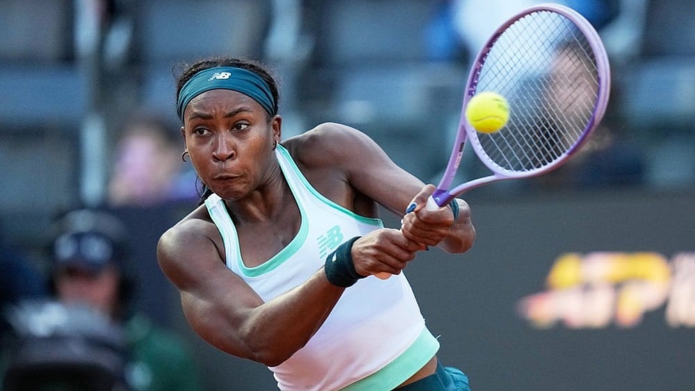 Coco Gauff of the United States returns to Mirra Andreeva of Russia during their match at the Italian Open tennis tournament in Rome. - | Photo: AP/Alessandra Tarantino