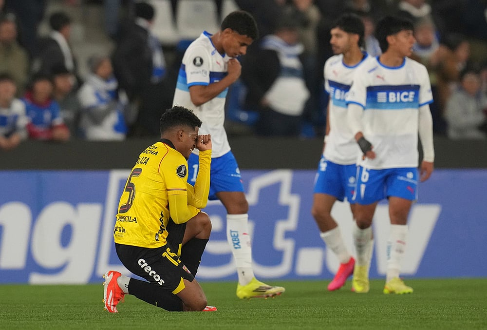 Jonathan Perlaza of Ecuador's Barcelona, left, reacts at the end of Copa Libertadores Group D soccer match against Chile's Universidad Catolica in Santiago, Chile. - | Photo: AP/Esteban Felix