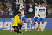 Universidad Catolica Vs Barcelona, Copa Libertadores: Los Cruzados Eliminate Record Ecuadorian Champions | Photo: AP/Esteban Felix : Jonathan Perlaza of Ecuador's Barcelona, left, reacts at the end of Copa Libertadores Group D soccer match against Chile's Universidad Catolica in Santiago, Chile.