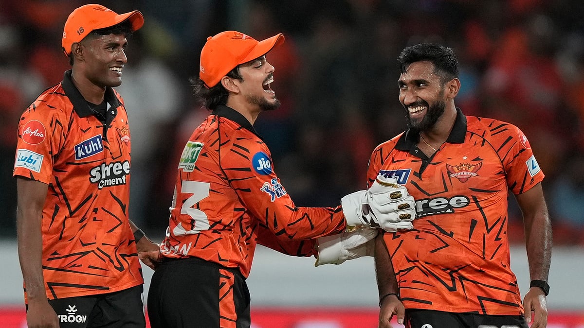 (AP Photo/Mahesh Kumar A.) : Sunrisers Hyderabad's Eshan Malinga, right celebrates the wicket of Royal Challengers Bengaluru's Devdutt Padikkal, during the Indian Premier League cricket match between Sunrisers Hyderabad and Royal Challengers Bengaluru in Hyderabad, India, Friday, May 22, 2026
