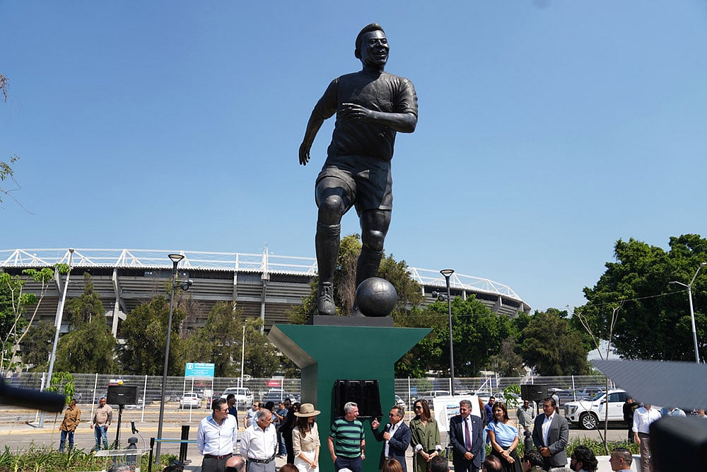 A statue of Brazilian soccer player Pele stands after its unveiling outside Jalisco Stadium in Guadalajara, Mexico. - | Photo: AP/Refugio Ruiz