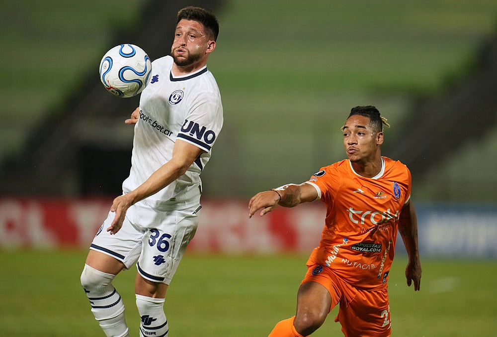 Ezequiel Bonifacio of Argentina's Independiente Rivadavia, left, is challenged by Manuel Sulbaran of Venezuela's Deportivo La Guaira during a Copa Libertadores Group C soccer match in Caracas, Venezuela. - | Photo: AP/Ariana Cubillos