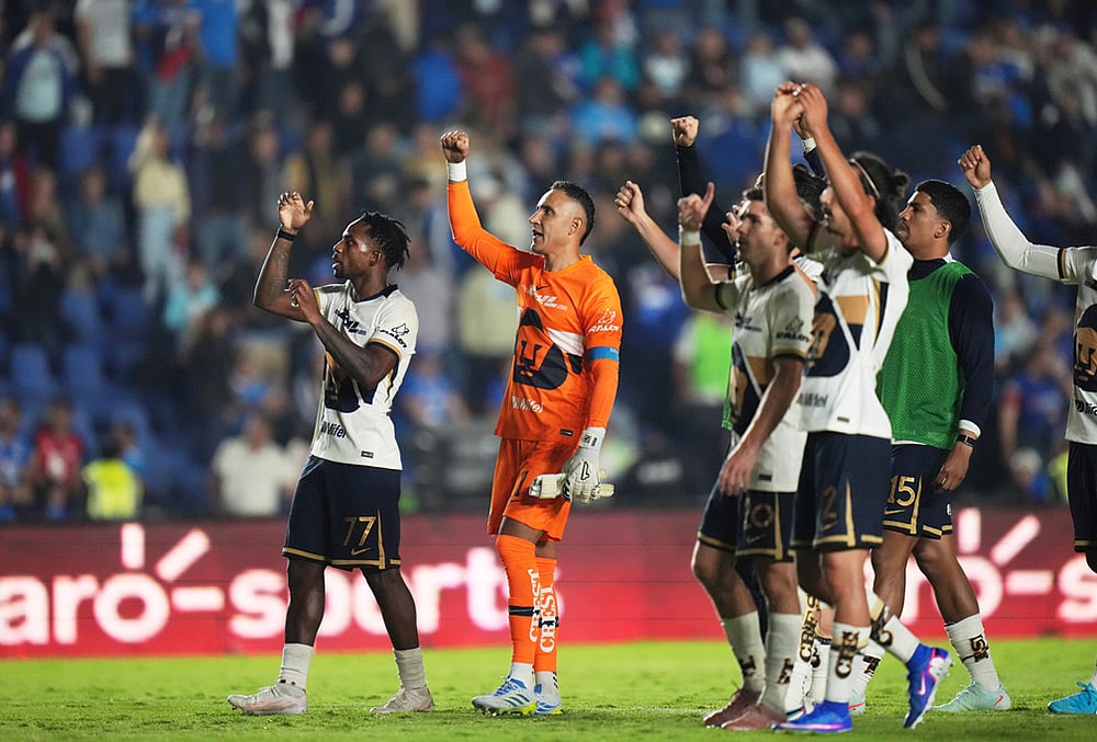 Pumas' players greet fans after the Mexican soccer league first leg final match against Cruz Azul in Mexico City. - | Photo: AP/Eduardo Verdugo