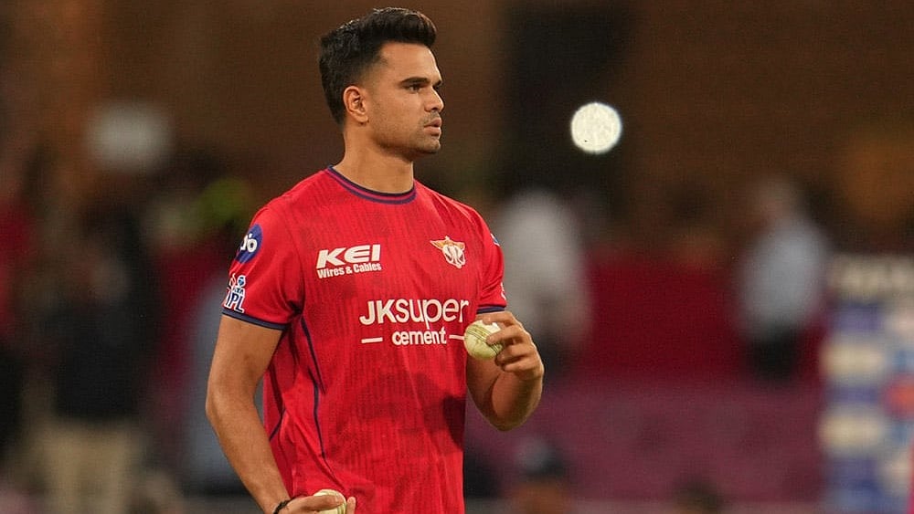 Lucknow Super Giants' Arjun Tendulkar warms up before the start of the Indian Premier League cricket match between Lucknow Super Giants and Delhi Capitals in Lucknow, India. - | Photo: AP/Manish Swarup