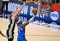 San Antonio Spurs Vs Oklahoma City Thunder, NBA Playoffs: Defending Champions Lead Western Conference Finals 2-1 | Photo: AP/Darren Abate : Oklahoma City Thunder guard Shai Gilgeous-Alexander (2) shoots over San Antonio Spurs center Mason Plumlee (45) during the second half of Game 3 in the Western Conference finals NBA basketball playoffs series in San Antonio.