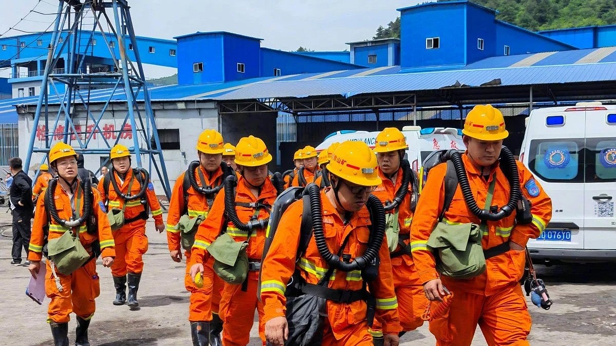 Rescue workers at the scene of the accident. 
 - Photo: Xinhua
