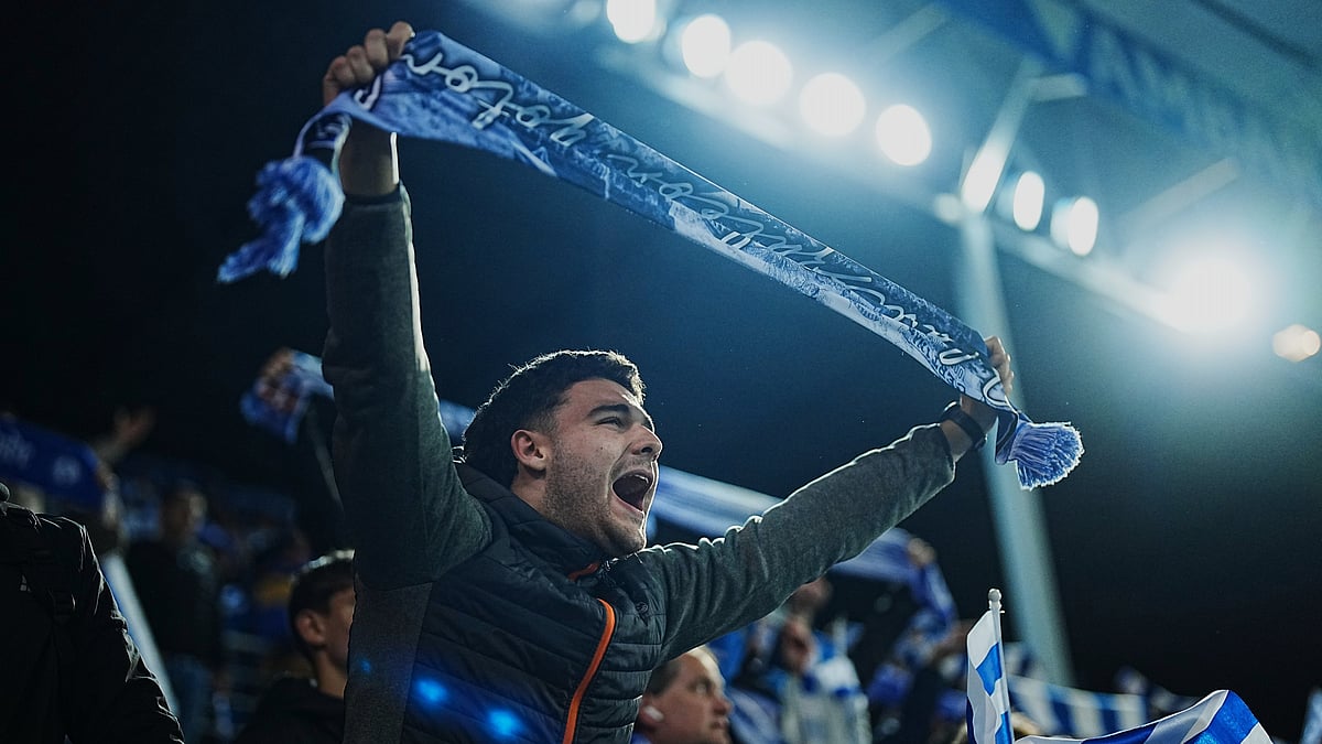 Alaves fans celebrate after the Spanish La Liga soccer match between Alaves and Barcelona in Vitoria-Gasteiz, Spain, Wednesday, May 13, 2026. - (AP Photo/Miguel Oses)
