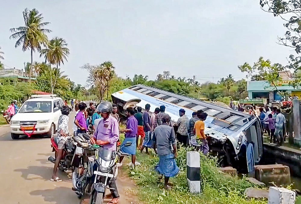 Bus overturns in Tamil Nadu