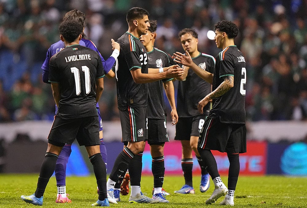 Mexico's players celebrate after beating Ghana during an international friendly soccer match in Puebla, Mexico. - | Photo: AP/Fernando Llano