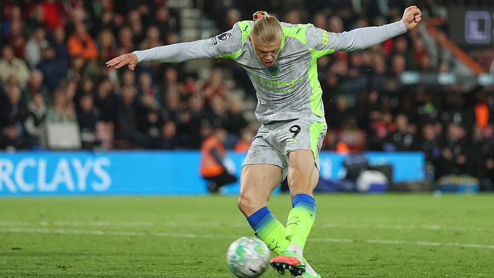 Manchester City's Erling Haaland scores his side's opening goal during the English Premier League soccer match between AFC Bournemouth and Manchester City in Bournemouth, England. - | Photo: AP/Ian Walton
