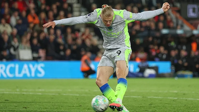 Manchester City's Erling Haaland scores his side's opening goal during the English Premier League soccer match between AFC Bournemouth and Manchester City in Bournemouth, England. - | Photo: AP/Ian Walton