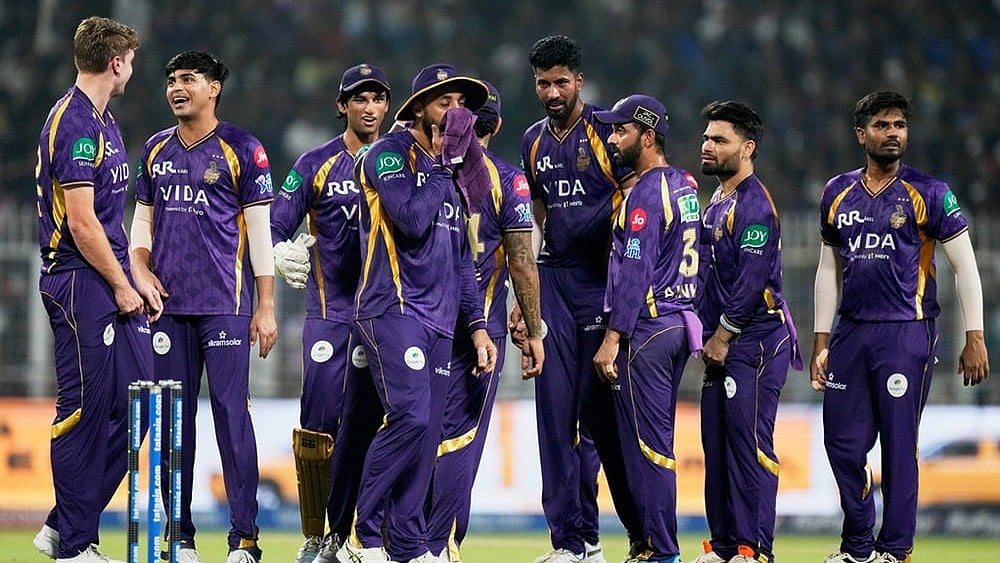 Kolkata Knight Riders' Cameron Green, left, celebrates with teammates the wicket of Mumbai Indians' Naman Dhir during the Indian Premier League cricket match between Kolkata Knight Riders and Mumbai Indians, in Kolkata , India. - | Photo: AP/Bikas Das