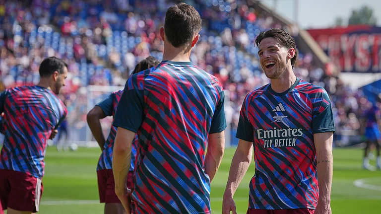 Arsenal's Declan Rice, right, warms up prior to the English Premier League soccer match between Crystal Palace and Arsenal in London, England, Sunday, May 24, 2026 - (AP Photo/Kin Cheung)