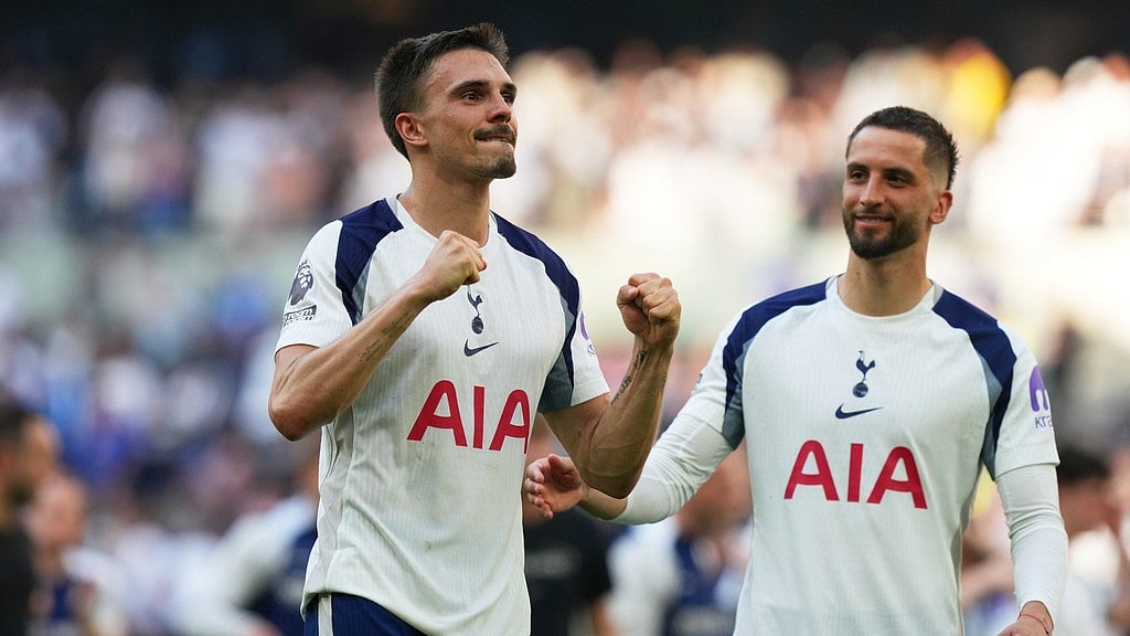 Tottenham's Joao Palhinha, left, and Rodrigo Bentancur celebrate after beating Everton during the English Premier League match in London, England. - Photo: AP/Frank Augstein