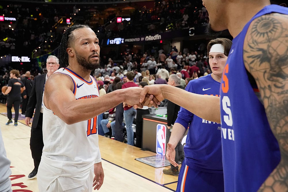 New York Knicks guard Jalen Brunson (11) celebrates with teammates after winning Game 3 in the Eastern Conference finals NBA basketball playoffs series against the Cleveland Cavaliers in Cleveland. - | Photo: AP/Sue Ogrocki