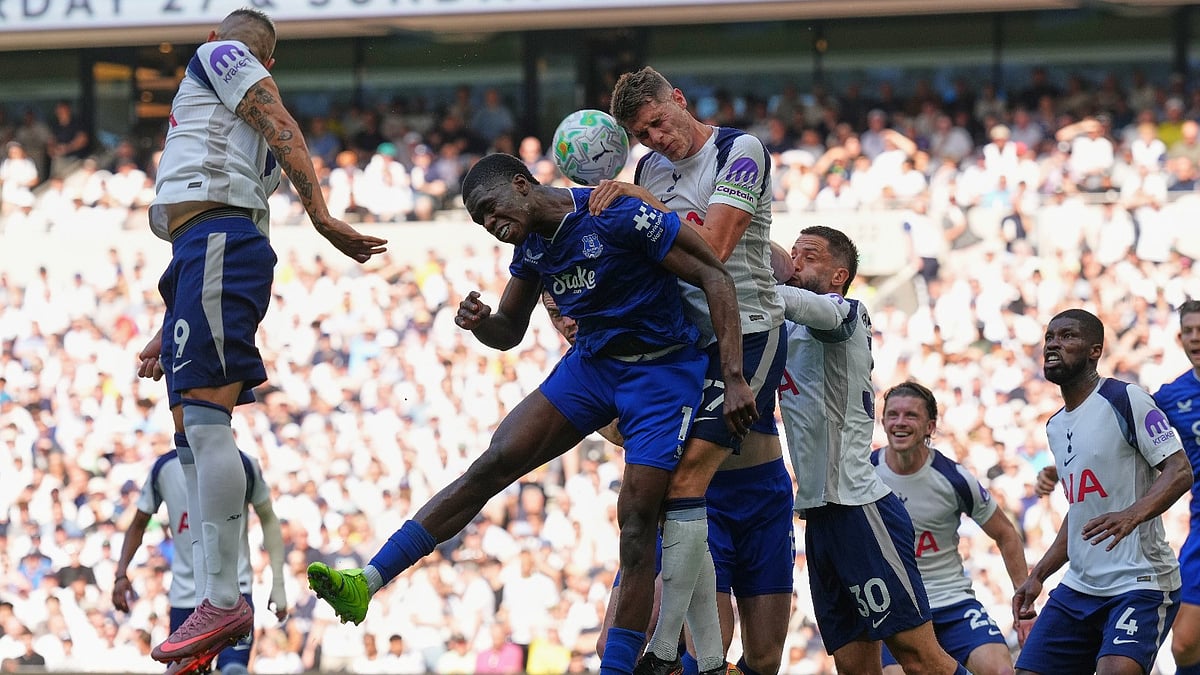 Tottenham's Micky van de Ven, centre, and Everton's Thierno Barry battle for the ball during the English Premier League match between Tottenham Hotspur and Everton in London, England. - Photo: AP