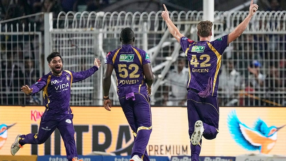 Kolkata Knight Riders' Cameron Green, right, celebrates with teammates the wicket of Mumbai Indians' Rohit Sharma during the Indian Premier League cricket match between Kolkata Knight Riders and Mumbai Indians, in Kolkata, India. - | Photo: AP/Bikas Das