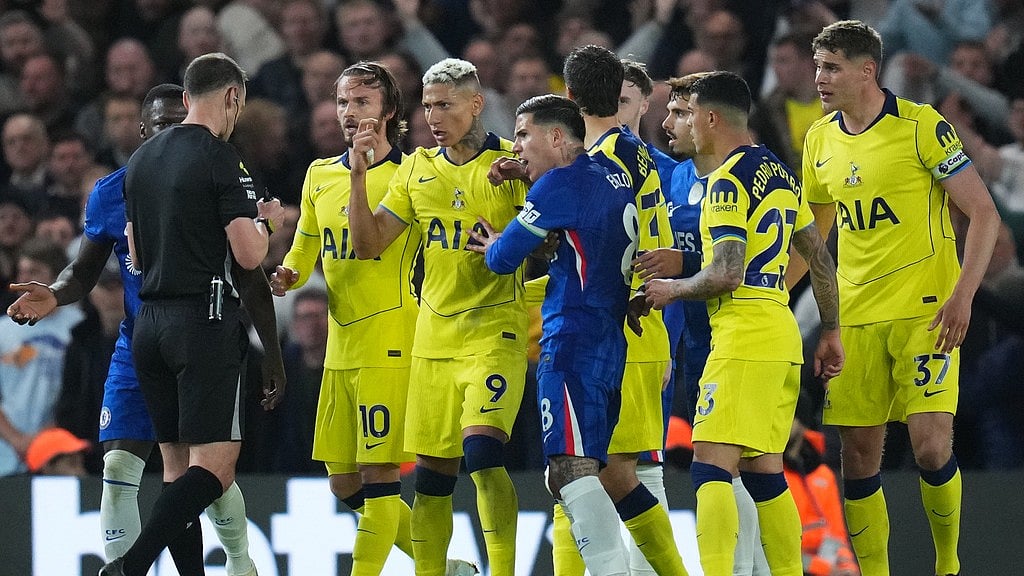 Players argue with a referee during a Premier League soccer match between Chelsea and Tottenham in London - Photo: AP/Kirsty Wigglesworth