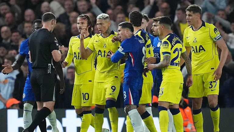 Players argue with a referee during a Premier League soccer match between Chelsea and Tottenham in London - Photo: AP/Kirsty Wigglesworth