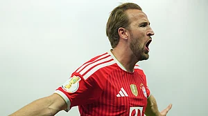 AP Photo : Bayern's Harry Kane celebrates after scoring during the German Cup final soccer match between VfB Stuttgart and Bayern Munich in Berlin, Germany.