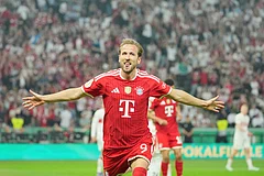 Bayern's Harry Kane celebrates after scoring during the German Cup final soccer match between VfB Stuttgart and Bayern Munich in Berlin, Germany, Saturday, May 23, 2026. () - Photo: Michael Kappeler/DPA via AP