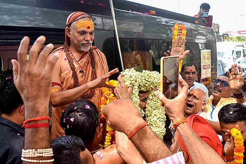Swami Avimukteshwaranand Saraswati being greeted by people during the 'Gau Raksha Yatra', in Prayagraj, Uttar Pradesh.