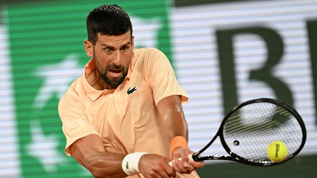 Novak Djokovic of Serbia returns to Giovanni Mpetshi Perricard of France during their first round men's singles tennis match at the French Open tennis tournament in Paris. - Photo: AP