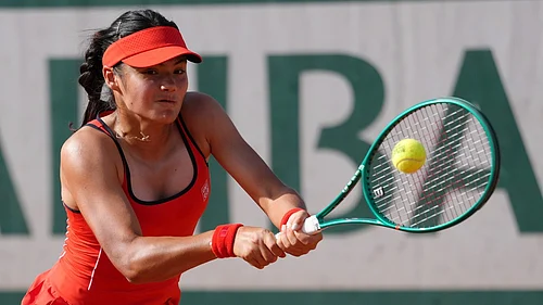 Photo: AP/Aurelien Morissard : Emma Raducanu of Britain returns to Solana Sierra of Argentina during their first round womens singles tennis match at the French Open tennis tournament in Paris.