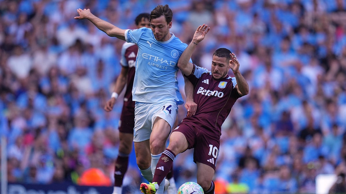 Manchester City's Nico Gonzalez, left, and Aston Villa's Emiliano Buendia fight for the ball during a Premier League soccer match between Manchester City and Aston Villa in Manchester, England, Sunday, May 24, 2026 - (AP Photo/Alastair Grant)