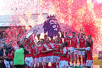 Crystal Palace 1-2 Arsenal, EPL: Gunners Celebrate Trophy Success With Fans At Selhurst Park | Photo: AP/Kin Cheung : Arsenal players celebrate their Premier League title with the trophy after the English Premier League soccer match between Crystal Palace and Arsenal in London, England.