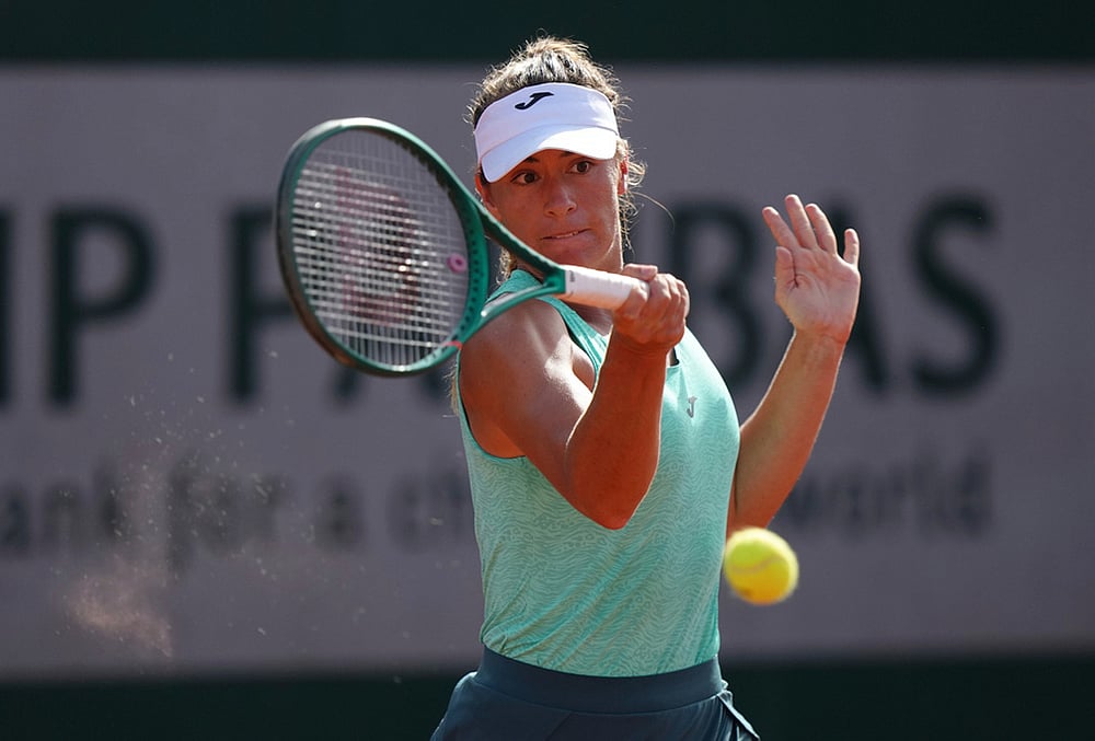 Solana Sierra of Argentina returns to Emma Raducanu of Britain during their first round women's singles tennis match against Solana Sierra of Argentina at the French Open tennis tournament in Paris. - | Photo: AP/Aurelien Morissard