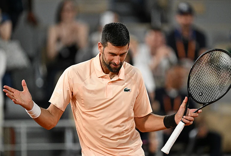 Novak Djokovic of Serbia celebrates after winning the first round men's singles tennis match against against Giovanni Mpetshi Perricard of France at the French Open tennis tournament in Paris. - | Photo: AP/Emma Da Silva