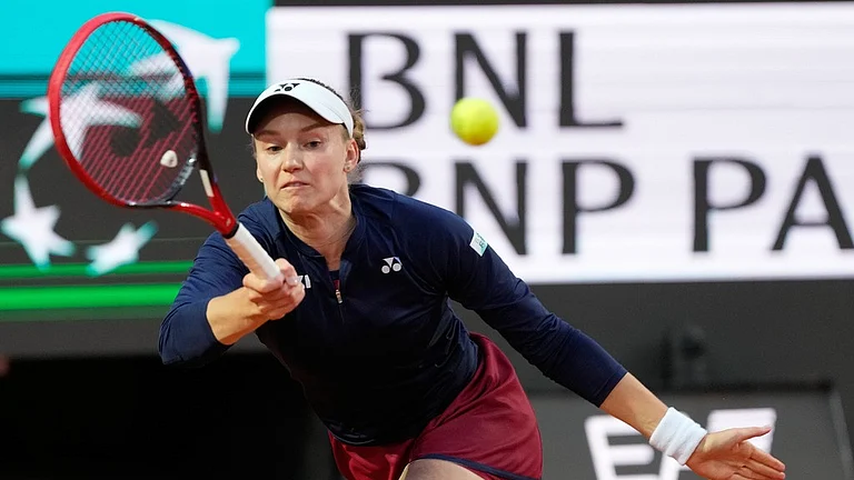 Elena Rybakina, of Kazakhstan, returns the ball to Elina Svitolina, of Ukraine, during their quarter-final match at the Italian Open tennis tournament in Rome. - Photo: AP/Gregorio Borgia